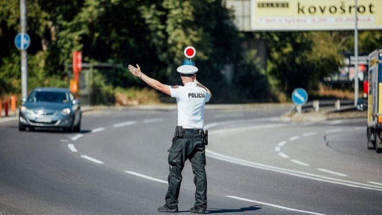 Policajti v Želiezovciach zastavili vozidlo bez čelného skla a motora (FOTO)