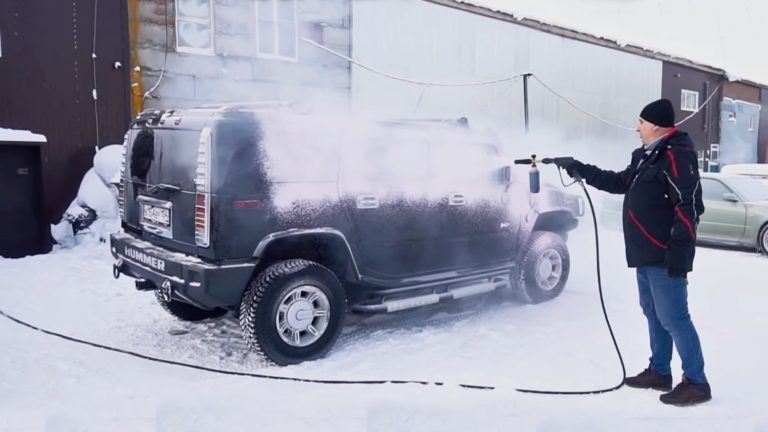 Takto to dopadne, keď v -40°C umyješ auto aktívnou penou (VIDEO)