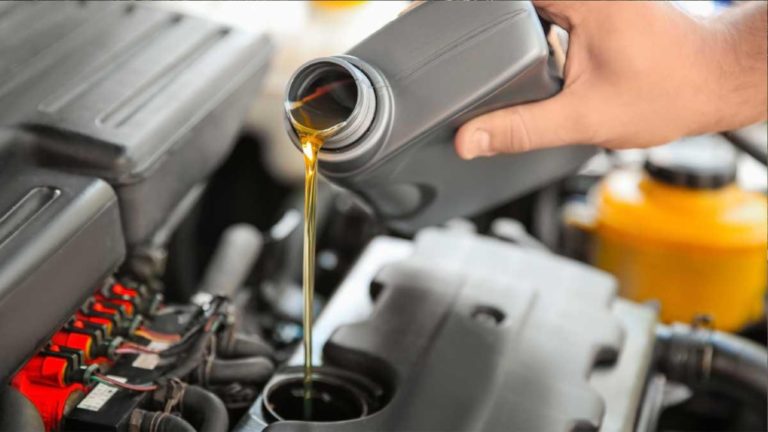 Prečo motor žerie olej