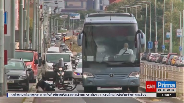 Zákon o 1,5m odstupe od cyklistov: Reportéra, ktorý to skúšal, zrazil k zemi autobus (VIDEO)