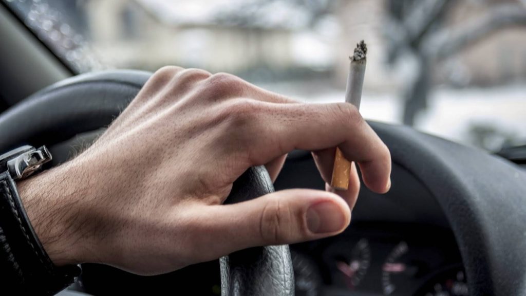 Fajčíš v aute? Tieto jednoduché triky ti pomôžu zbaviť interiér zápachu