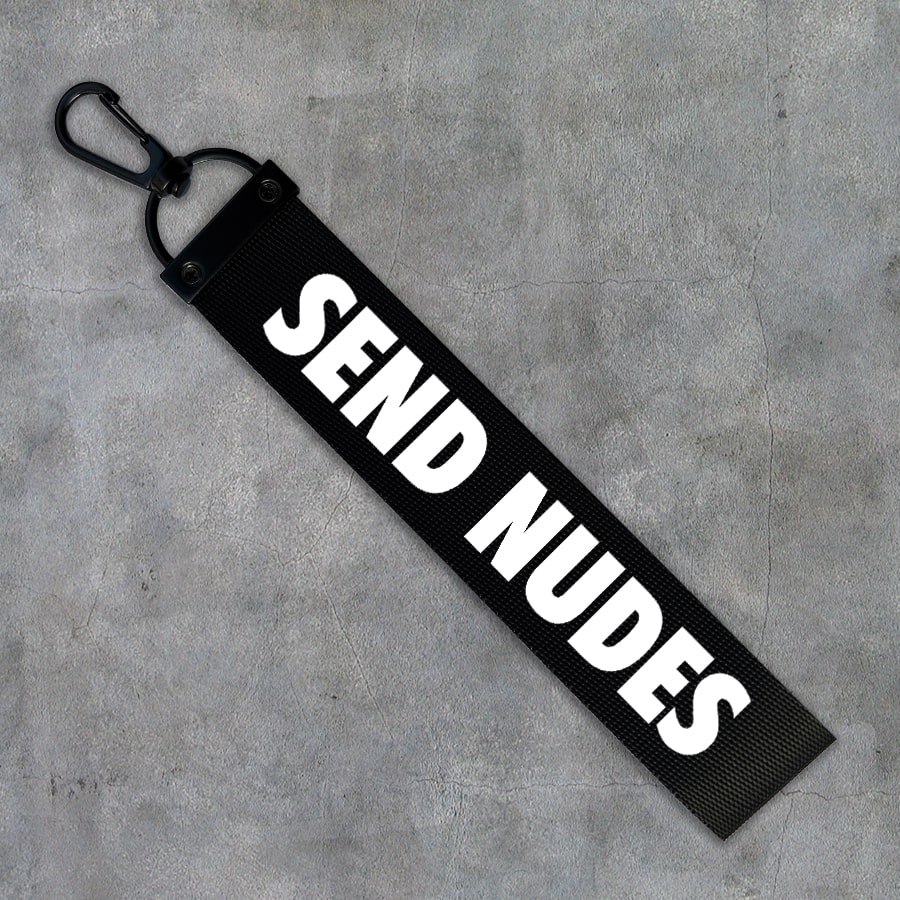 Kvalitná textilná auto kľúčenka - Send Nudes