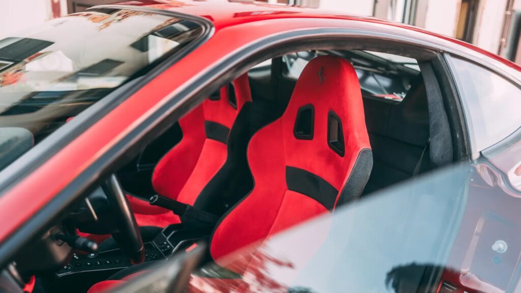 Športové sedadlá v upravenom automobile zaparkovanom na ceste – detail na pevné bočné vedenie a bezpečnostné pásy