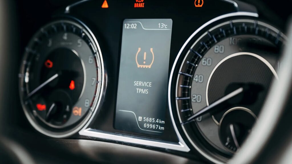 Senzor tlaku pneumatík nefunguje – kontrolka TPMS svieti na palubnej doske auta